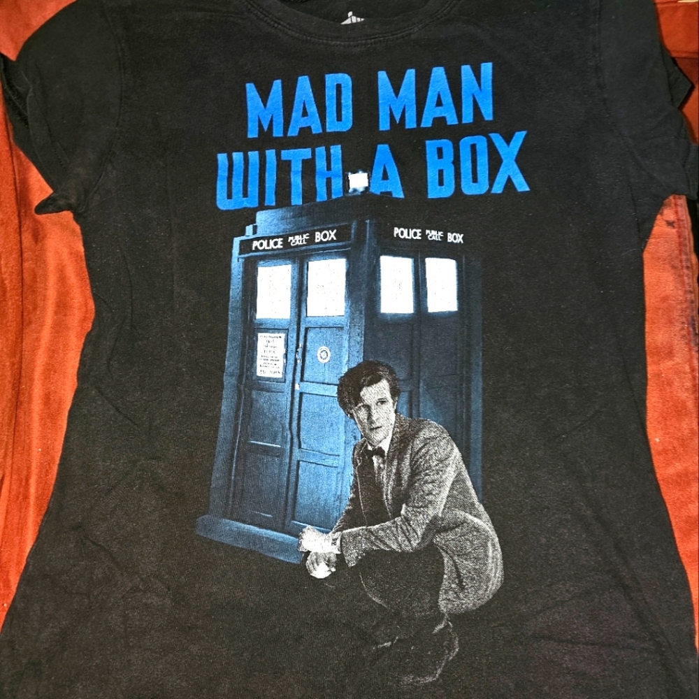 Doctor Who Mad Man with a Box shirt size L
